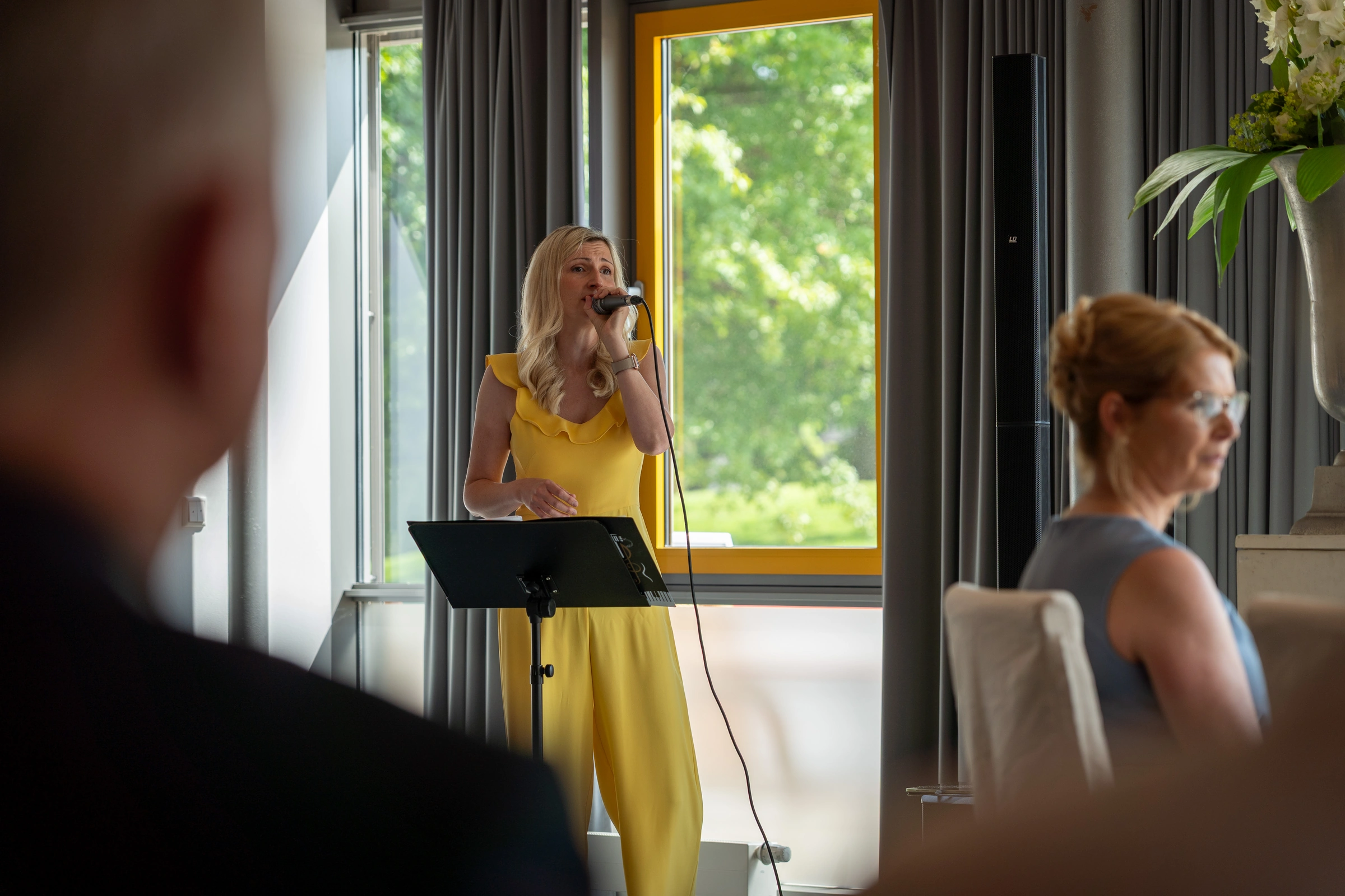 Sängerin singt bei der Trauung